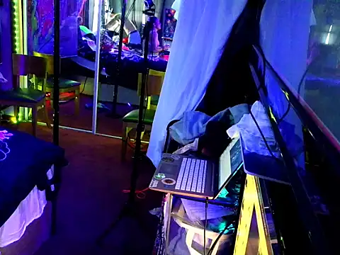 Snapshot of KRYZTALYNXXX chatting on 01-06-25, 02:14 KRYZTALYNXXX online show from 01-06-25, 02:14