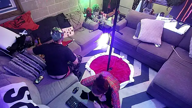 Snapshot of KRYZTALYNXXX chatting on 12-15-25, 10:41 KRYZTALYNXXX online show from 12-15-25, 10:41