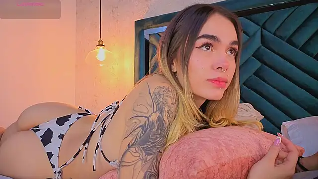 Lucy Vega online show from 10-17-25, 04:48