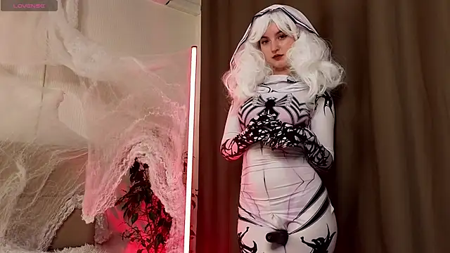 sarahUwU online show from 03-18-25, 12:16