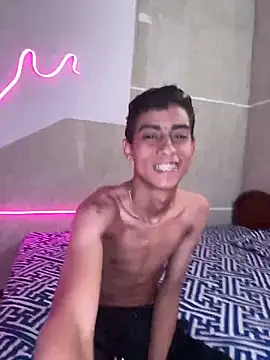 Snapshot of Mauuu18 chatting on 02-15-25, 03:52 Mauuu18 online show from 02-15-25, 03:52