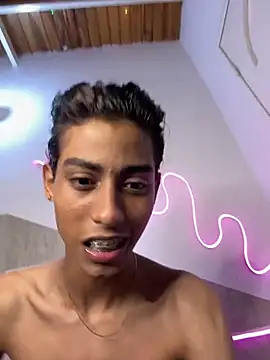 Snapshot of Mauuu18 chatting on 02-16-25, 03:37 Mauuu18 online show from 02-16-25, 03:37