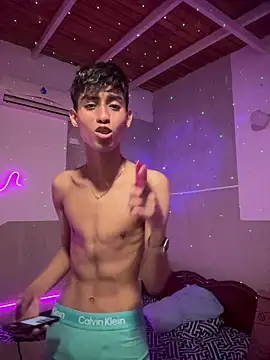 Snapshot of Mauuu18 chatting on 10-16-25, 01:28 Mauuu18 online show from 10-16-25, 01:28