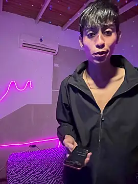 Snapshot of Mauuu18 chatting on 11-14-25, 12:53 Mauuu18 online show from 11-14-25, 12:53