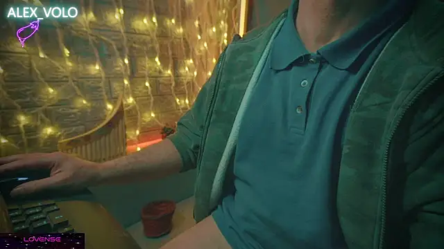 Snapshot of alex-volo chatting on 12-20-24, 04:42 alex-volo online show from 12-20-24, 04:42