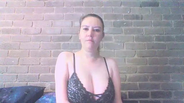 Snapshot of EksJouneMwah chatting on 09-23-25, 09:23 EksJouneMwah online show from 09-23-25, 09:23