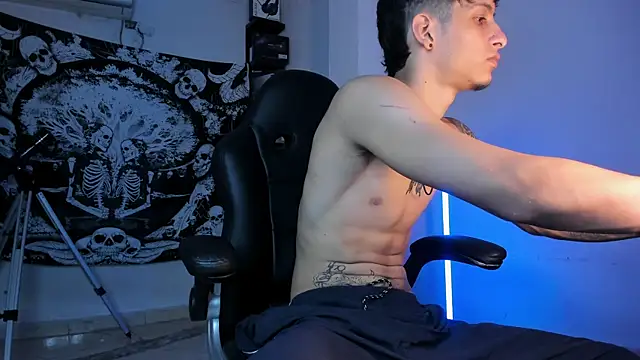 Snapshot of Snakebutterfly chatting on 12-16-25, 12:04 Snakebutterfly online show from 12-16-25, 12:04