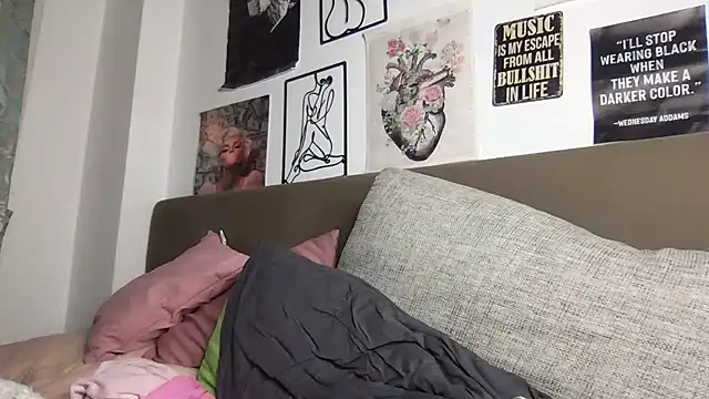 MoonAgnes online show from 11-27-25, 03:47