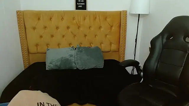 Snapshot of AlexandraJones_ chatting on 03-01-25, 11:06 AlexandraJones online show from 03-01-25, 11:06