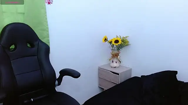 Snapshot of AlexandraJones_ chatting on 10-20-25, 09:37 AlexandraJones online show from 10-20-25, 09:37