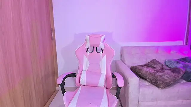 Snapshot of annika_taylor chatting on 02-22-25, 12:05 annika taylor online show from 02-22-25, 12:05