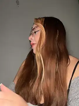 Snapshot of NatyOlson chatting on 10-03-25, 03:36 NatyOlson online show from 10-03-25, 03:36