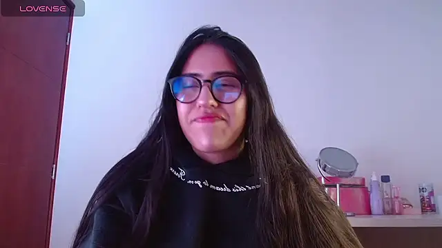 Snapshot of Paris-love chatting on 12-06-24, 04:36 Paris-love online show from 12-06-24, 04:36