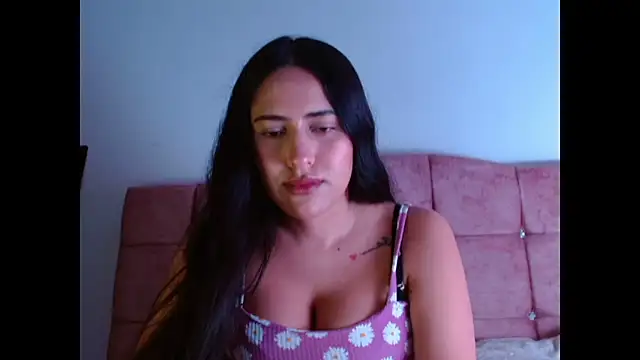 Snapshot of Paris-love chatting on 10-31-25, 11:06 Paris-love online show from 10-31-25, 11:06