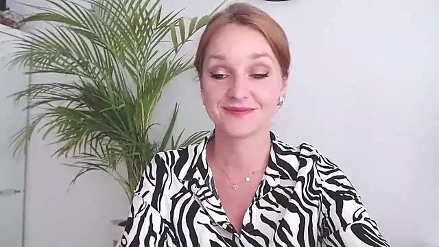 Snapshot of AliciaDesire chatting on 09-29-25, 01:38 AliciaDesire online show from 09-29-25, 01:38