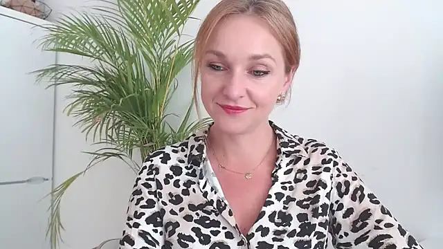 Snapshot of AliciaDesire chatting on 10-14-25, 01:01 AliciaDesire online show from 10-14-25, 01:01