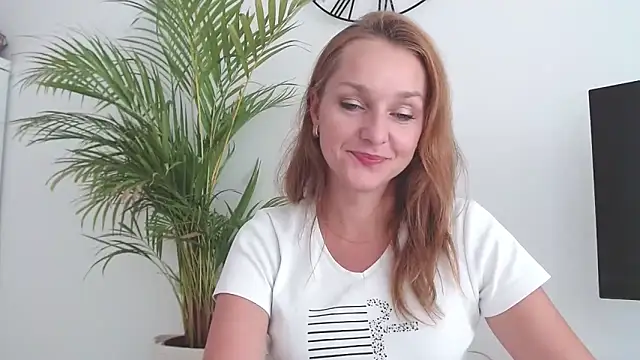 Snapshot of AliciaDesire chatting on 10-20-25, 01:00 AliciaDesire online show from 10-20-25, 01:00