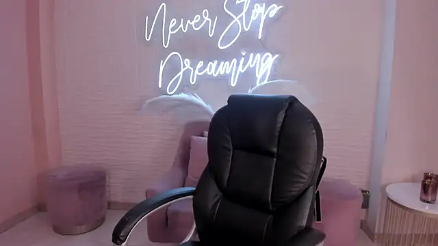 Snapshot of DolcieElliot chatting on 01-18-25, 11:54 DolcieElliot online show from 01-18-25, 11:54