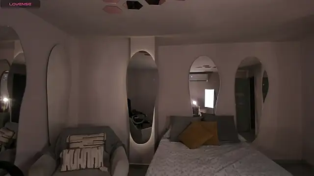 Snapshot of DolcieElliot chatting on 02-19-25, 12:00 DolcieElliot online show from 02-19-25, 12:00