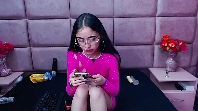 Snapshot of AnnySweett_ chatting on 12-17-24, 04:00 AnnySweett online show from 12-17-24, 04:00