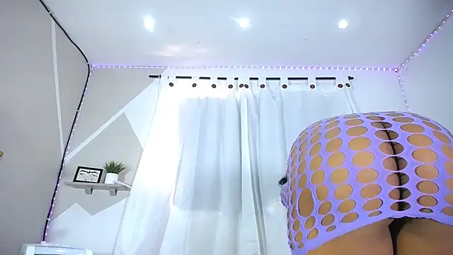 Snapshot of Hillary_queen chatting on 02-20-25, 03:41 Hillary queen online show from 02-20-25, 03:41