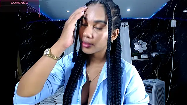 Snapshot of Hillary_queen chatting on 10-19-25, 01:01 Hillary queen online show from 10-19-25, 01:01