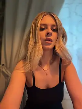 Snapshot of Love_Bri chatting on 06-15-26, 10:39 Love Bri online show from 06-15-26, 10:39