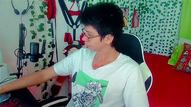 Snapshot of Andy_gray chatting on 12-22-25, 03:20 Andy gray online show from 12-22-25, 03:20