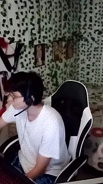 Snapshot of Andy_gray chatting on 01-08-26, 12:02 Andy gray online show from 01-08-26, 12:02