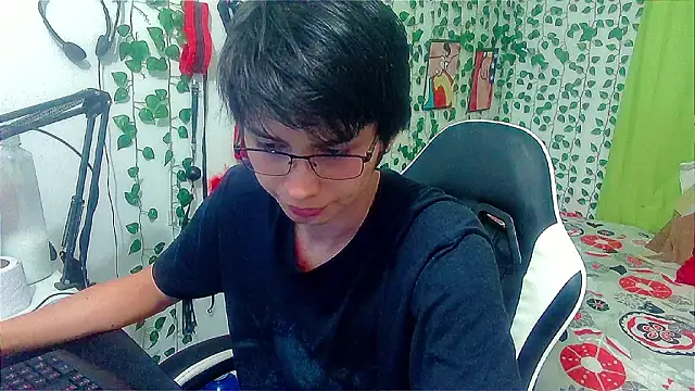 Snapshot of Andy_gray chatting on 02-06-26, 12:26 Andy gray online show from 02-06-26, 12:26