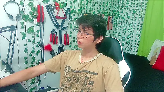 Snapshot of Andy_gray chatting on 02-08-26, 04:10 Andy gray online show from 02-08-26, 04:10