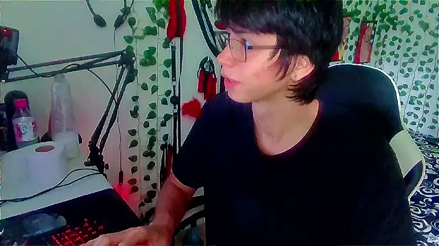 Snapshot of Andy_gray chatting on 02-24-26, 04:05 Andy gray online show from 02-24-26, 04:05