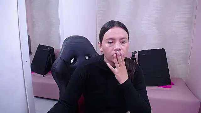 lauraguzman online show from 02-10-25, 03:03