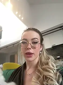 Snapshot of KylieJoyce chatting on 01-06-25, 07:42 KylieJoyce online show from 01-06-25, 07:42