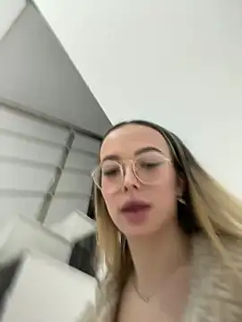 Snapshot of KylieJoyce chatting on 01-12-25, 05:03 KylieJoyce online show from 01-12-25, 05:03