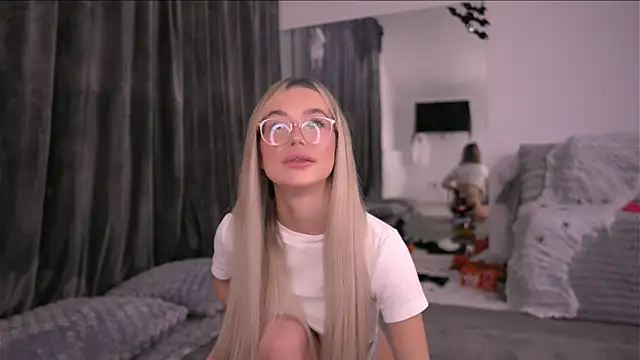 Snapshot of KylieJoyce chatting on 10-28-25, 09:06 KylieJoyce online show from 10-28-25, 09:06