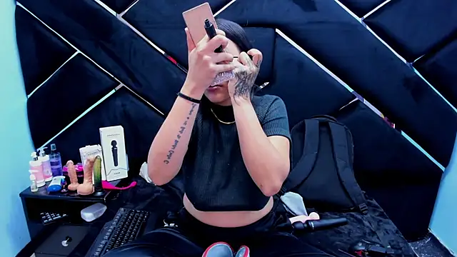 Sarah Hornny online show from 11-12-25, 04:24