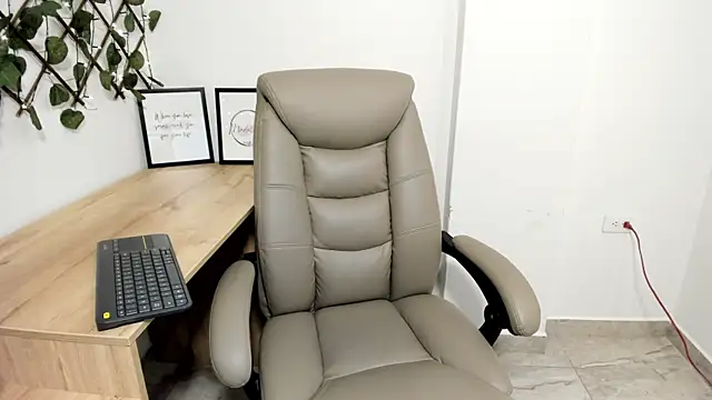 Madeleine  w online show from 11-14-25, 12:20