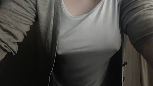 Snapshot of 1BECHA1 chatting on 10-19-25, 12:33 1BECHA1 online show from 10-19-25, 12:33