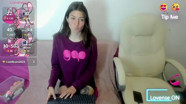 Snapshot of Tesa_cute chatting on 10-22-25, 02:45 Tesa cute online show from 10-22-25, 02:45