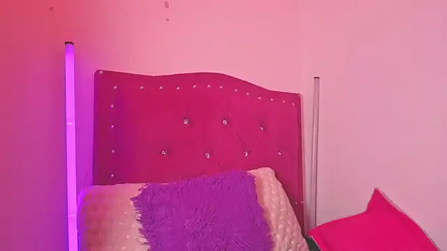 Snapshot of evy_orange1 chatting on 11-14-25, 02:43 evy orange1 online show from 11-14-25, 02:43