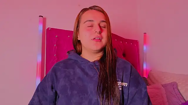 Snapshot of evy_orange1 chatting on 11-22-25, 01:04 evy orange1 online show from 11-22-25, 01:04