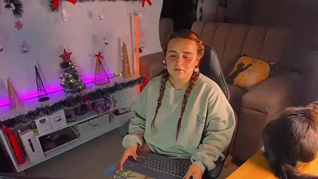 Snapshot of evy_orange1 chatting on 12-17-25, 01:11 evy orange1 online show from 12-17-25, 01:11