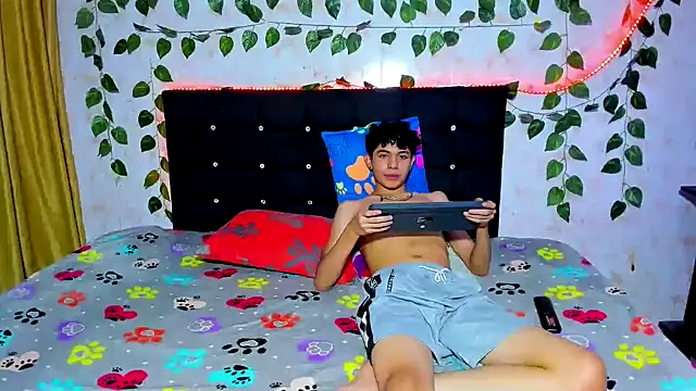 Snapshot of Alexander_and_Xiao chatting on 12-19-24, 02:01 Alexander and Xiao online show from 12-19-24, 02:01