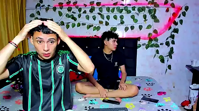 Snapshot of Alexander_and_Xiao chatting on 12-23-24, 03:07 Alexander and Xiao online show from 12-23-24, 03:07