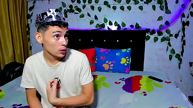 Snapshot of Alexander_and_Xiao chatting on 12-29-24, 02:38 Alexander and Xiao online show from 12-29-24, 02:38