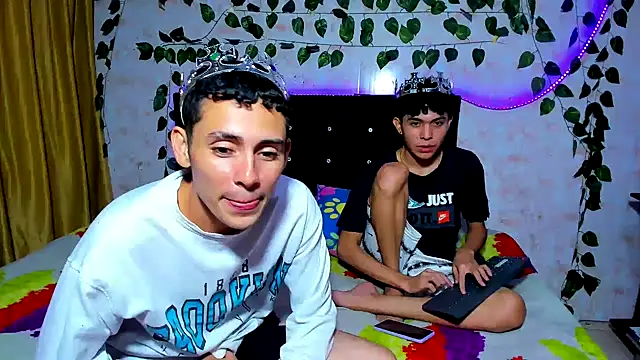 Snapshot of Alexander_and_Xiao chatting on 01-09-25, 01:50 Alexander and Xiao online show from 01-09-25, 01:50