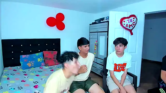 Snapshot of Alexander_and_Xiao chatting on 02-21-25, 10:48 Alexander and Xiao online show from 02-21-25, 10:48