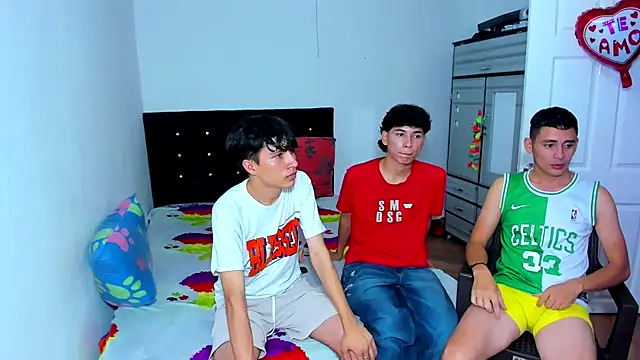 Snapshot of Alexander_and_Xiao chatting on 02-22-25, 09:59 Alexander and Xiao online show from 02-22-25, 09:59