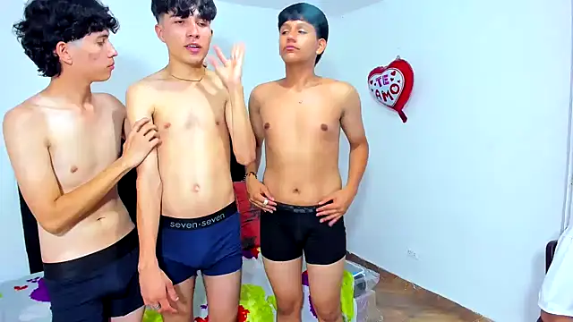 Snapshot of Alexander_and_Xiao chatting on 02-26-25, 01:21 Alexander and Xiao online show from 02-26-25, 01:21